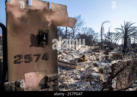 Los Angeles, États-Unis. 19 janvier 2025. Los Angeles, États-Unis. 19 janvier 2025. Des structures endommagées par l'incendie d'Eaton sont aperçues à Altadena. Crédit : SOPA images Limited/Alamy Live News crédit : SOPA images Limited/Alamy Live News Banque D'Images