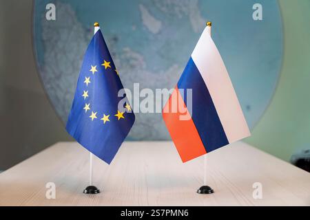 Drapeaux de l'Union européenne UE et de la Fédération de Russie Russie sur fond de carte de l'Europe Banque D'Images