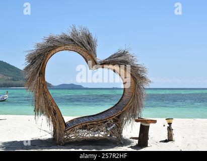 Suivez votre décoration de coeur sur la plage thaïlandaise. Banque D'Images