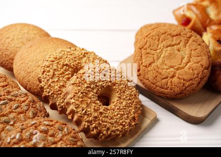 Délicieuse gamme de produits de boulangerie assortis affichés sur des plateaux en bois dans un cadre confortable Banque D'Images