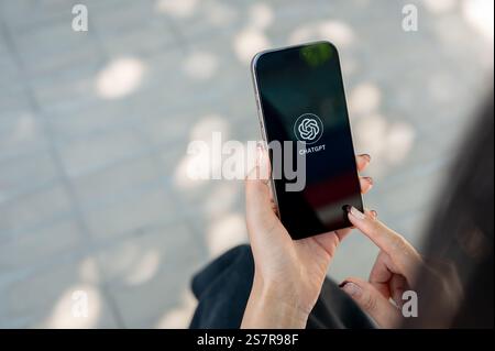 Chiang mai, Thaïlande - 15 janvier 2025 : une femme utilisant l'application ChatGPT sur son smartphone alors qu'elle est assise à l'extérieur. personnes, technologie sans fil, socia Banque D'Images