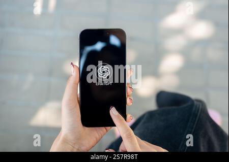 Chiang mai, Thaïlande - 15 janvier 2025 : une femme utilisant l'application ChatGPT sur son smartphone alors qu'elle est assise à l'extérieur. personnes, technologie sans fil, socia Banque D'Images