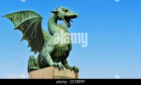 Statue du Dragon sur le pont du Dragon. Le Dragon est le symbole de Ljubljana. Ljubljana, Slovénie Banque D'Images