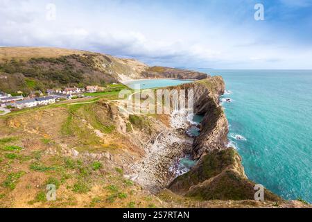 Vue de Lulworth Cove, formations crayeuses près de West Lulworth, sur l'île de Purbeck dans le Dorset, Jurassic Coast, sud de l'Angleterre. Banque D'Images