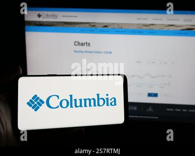 Dans cette illustration photo, une personne tient un smartphone avec le logo de l'entreprise américaine Columbia Sportswear Company sur l'écran devant le site Web. (Photo timon Schneider / SOPA images/SIPA USA) *** strictement à des fins éditoriales *** Banque D'Images