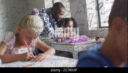 Image de formule chimique sur divers écoliers et enseignants en classe Banque D'Images