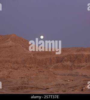 Vue aérienne de la lune au-dessus des tombeaux des nobles, aube, Louxor, Egypte Banque D'Images