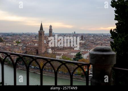 Superbe vue panoramique sur Vérone, Italie, avec le Ponte Pietra historique, le clocher de l'église Sant'Anastasia et les méandres de l'Adige Banque D'Images