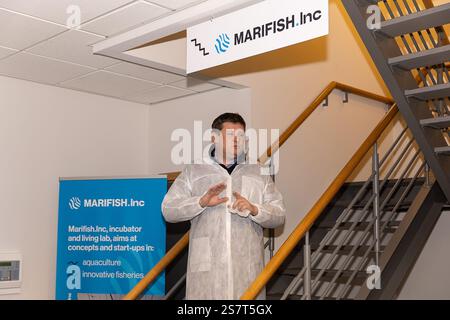 Ostende, Belgique. 20 janvier 2025. Le maire d’Ostende, John Crombez, photographié lors d’une visite à la criée (top 3 européen) et au MariFish Inc, lundi 20 janvier 2025, à Ostende. MariFish a pour objectif de transformer la vente aux enchères de poissons d’Ostende en incubateur pour les startups et les growouts actifs dans l’économie bleue. BELGA PHOTO JAMES ARTHUR GEKIERE crédit : Belga News Agency/Alamy Live News Banque D'Images