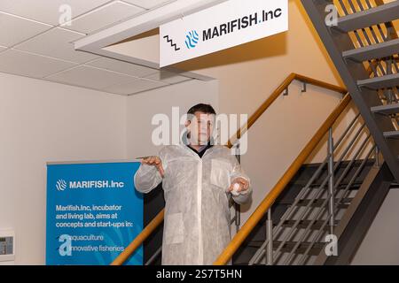 Ostende, Belgique. 20 janvier 2025. Le maire d’Ostende, John Crombez, photographié lors d’une visite à la criée (top 3 européen) et au MariFish Inc, lundi 20 janvier 2025, à Ostende. MariFish a pour objectif de transformer la vente aux enchères de poissons d’Ostende en incubateur pour les startups et les growouts actifs dans l’économie bleue. BELGA PHOTO JAMES ARTHUR GEKIERE crédit : Belga News Agency/Alamy Live News Banque D'Images