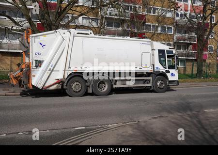 Un véhicule de collecte des déchets le jour de la poubelle dans la ville du Royaume-Uni. Camion poubelle de service du Conseil. Southampton Angleterre 14 mars 2024 Banque D'Images