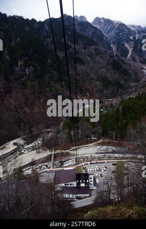 Vues depuis le téléphérique de Shinatoka dans les Alpes japonaises, préfecture de Gifu, Japon. Banque D'Images