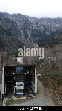 Vues depuis le téléphérique de Shinatoka dans les Alpes japonaises, préfecture de Gifu, Japon. Banque D'Images