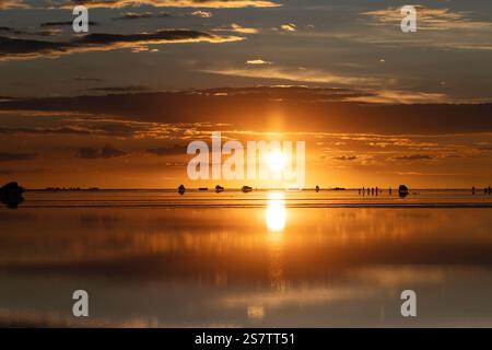 Coucher de soleil sur le sel de champ d'Uyuni Banque D'Images