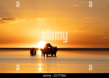 en attendant le coucher de soleil sur l'eau dans le champ de sel Banque D'Images