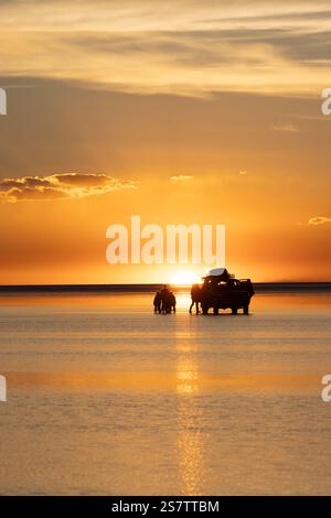 en attendant le coucher de soleil sur l'eau dans le champ de sel Banque D'Images