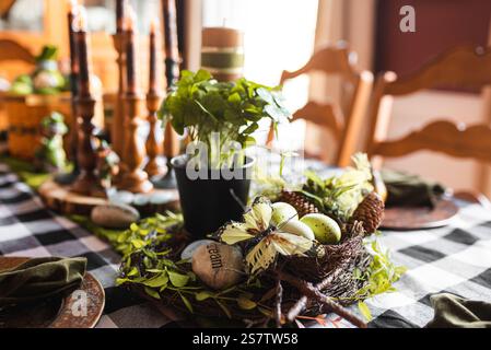 Cadre de table rustique avec verdure et décor de Pâques. Banque D'Images