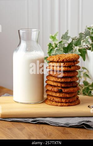 biscuits aux flocons d'avoine avec du lait dans une bouteille Banque D'Images