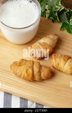 croissants sur une assiette avec du lait Banque D'Images
