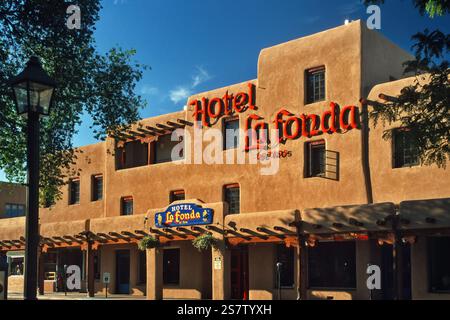 Hôtel la Fonda, bâtiment adobe à la Plaza à Taos, Nouveau Mexique, États-Unis Banque D'Images