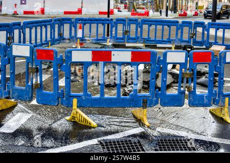 Fuite d'eau sous la route, Grosvenor Square, Londres, Angleterre, Royaume-Uni Banque D'Images