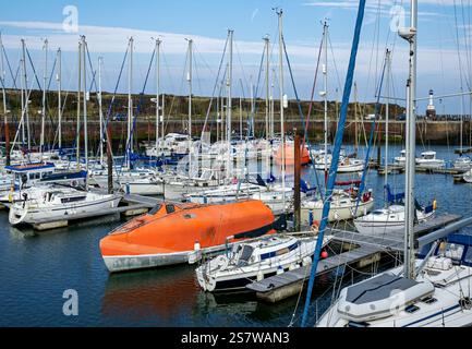Yachts bateaux amarrés dans le port de plaisance Maryport Cumbria Angleterre Royaume-Uni GB Grande-Bretagne Banque D'Images