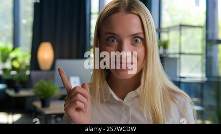 Portrait pensif pensive femme caucasienne fille pensant des pensées créatives dans le bureau femme d'affaires entrepreneure pense plan d'affaires trouver Banque D'Images