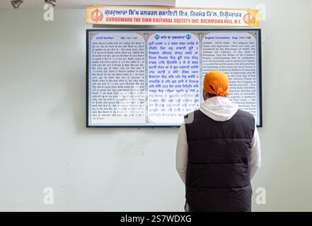 Un sikh pieux lit une prière en entrant dans un temple. À South Richmond Hull, Queens, New York. Banque D'Images