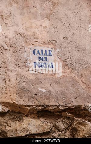 Albarracin, Teruel, Espagne- 6 janvier 2025 : plaque en céramique sur le mur avec le nom de rue Calle del Portal à Albarracin Banque D'Images