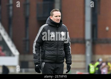 Londres, Angleterre. 19 janvier 2025. Amaury Messuwe Leciester City, assistante de la première équipe féminine lors de l'échauffement avant le match de Super League féminine des Barclays entre Tottenham Hotspur et Leicester City au Gaughan Group Stadium, Brisbane Road à Londres, Angleterre, Royaume-Uni, le 19 janvier 2025. Crédit : Duncan Thomas/Majestic Media. Banque D'Images