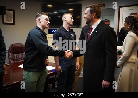 Arlington (États-Unis d'Amérique). 19 janvier 2025. Arlington (États-Unis d'Amérique). 19 janvier 2025. Le vice-président élu des États-Unis JD Vance, à droite, serre la main aux soldats de la vieille garde de la 3e division d'infanterie lors d'une visite du Tomb of the Unknown Soldier Sentinel Quarters au cimetière national d'Arlington, le 19 janvier 2025 à Arlington, en Virginie. Crédit : Sgt. Samantha Cate/U. S Army photo/Alamy Live News Banque D'Images