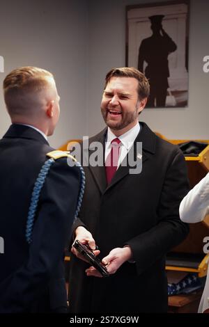 Arlington (États-Unis d'Amérique). 19 janvier 2025. Arlington (États-Unis d'Amérique). 19 janvier 2025. Le vice-président élu des États-Unis JD Vance, à droite, rit alors qu'il tient un pistolet M17, utilisé par les gardes d'honneur de l'infanterie américaine, lors d'une visite du Tomb of the Unknown Soldier Sentinel Quarters au cimetière national d'Arlington, le 19 janvier 2025 à Arlington, Virginie. Crédit : Sgt. Samantha Cate/U. S Army photo/Alamy Live News Banque D'Images