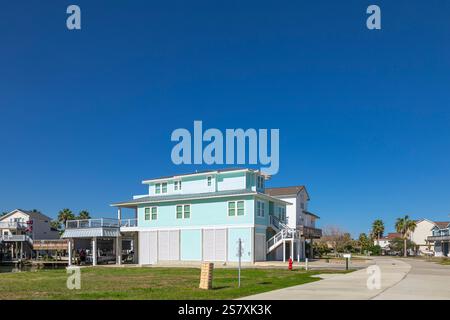 Maisons sur pilotis sur Tiki Island, Galveston, Texas, États-Unis Banque D'Images
