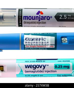 Gros plan des stylos Mounjaro, Ozempic et Wegovy isolés sur blanc Banque D'Images