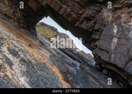 La spectaculaire arche naturelle connue sous le nom de tunnel Rock, formée dans les roches sédimentaires de Warren Beach, Hartland Quay, Devon, Royaume-Uni Banque D'Images
