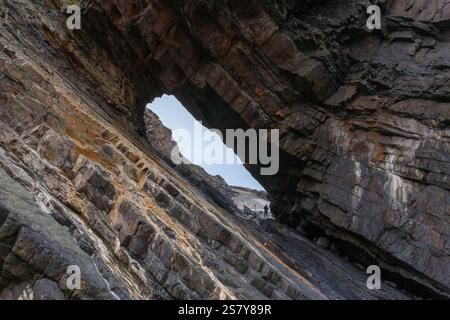 La spectaculaire arche naturelle connue sous le nom de tunnel Rock, formée dans les roches sédimentaires de Warren Beach, Hartland Quay, Devon, Royaume-Uni Banque D'Images