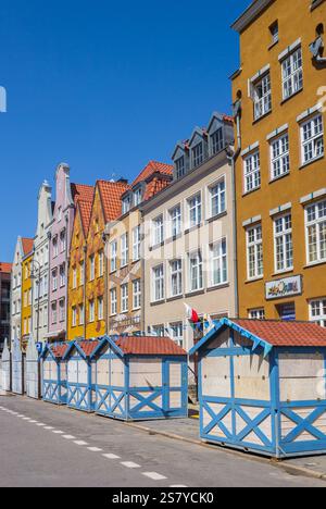 Petits cottages en face de maisons historiques à Gdansk, Pologne Banque D'Images
