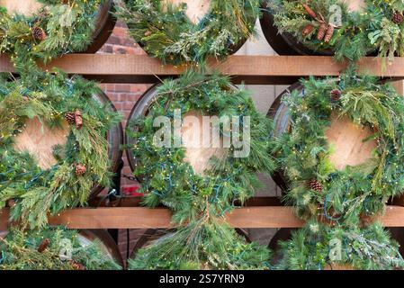 Quartier des distilleries Toronto Ontario pendant la période des fêtes de Noël avec décorations sur les bâtiments en briques Banque D'Images