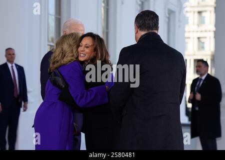 Washington DC, États-Unis. 20 janvier 2025. Le vice-président Kamala Harris (C) embrasse la première dame Dr Jill Biden (G) alors qu’ils se préparent à accueillir le président élu Donald Trump à la Maison Blanche lors des cérémonies d’investiture du président américain Donald Trump à Washington, DC, États-Unis, le 20 janvier 2025. Trump, qui a battu le vice-président Kamala Harris aux élections générales de 2024, prête serment aujourd’hui en tant que 47e président des États-Unis, bien que les cérémonies et événements en plein air prévus aient été annulés en raison d’une prévision de températures extrêmement froides. Crédit : Will Oliver / Pool via CNP / MediaPunch crédit : M. Banque D'Images