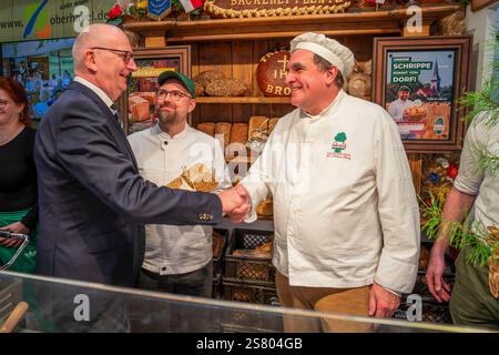 Der Brandenburger Ministerpräsident Dr Dietmar Woidke am stand der Bäckerei und Konditorei Plentz in Oberkrämer auf der 89. Internationalen Grünen Woche auf dem Gelände der Messe Berlin in Berlin-Charlottenburg. *** Dr Dietmar Woidke, ministre-président du Brandebourg, sur le stand de la boulangerie et confiserie Plentz à Oberkrämer lors de la 89ème semaine verte internationale au parc des expositions Messe Berlin à Berlin Charlottenburg Banque D'Images