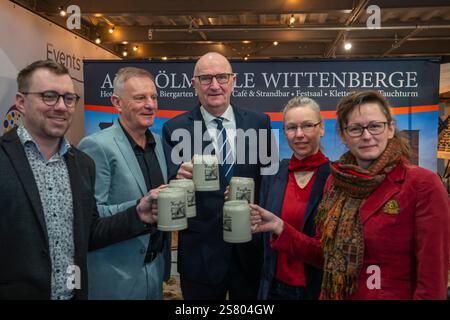Der Brandenburger Ministerpräsident Dr Dietmar Woidke Bildmitte und die Brandenburger Landwirtschaftsministerin Hanka Mittelstädt rechts am stand des Hotels Alte Ölmühle Wittenberge auf der 89. Internationalen Grünen Woche auf dem Gelände der Messe Berlin in Berlin-Charlottenburg. *** Dr Dietmar Woidke, ministre-président du Brandebourg, au centre, et Hanka Mittelstädt, ministre de l'Agriculture du Brandebourg, à droite, sur le stand de l'Hôtel Alte Ölmühle Wittenberge à la 89ème semaine verte internationale au Messe Berlin à Berlin Charlottenburg Banque D'Images