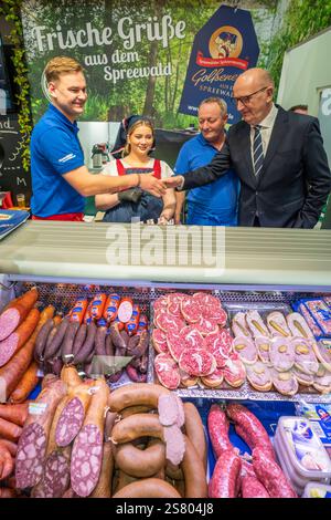 Der Brandenburger Ministerpräsident Dr Dietmar Woidke am stand der Golßener Fleischerei aus dem Spreewald auf der 89. Internationalen Grünen Woche auf dem Gelände der Messe Berlin in Berlin-Charlottenburg. *** Dr Dietmar Woidke, ministre-président du Brandebourg, sur le stand de Golßener Fleischerei du Spreewald lors de la 89e semaine verte internationale au Parc des expositions de Berlin à Charlottenburg Banque D'Images