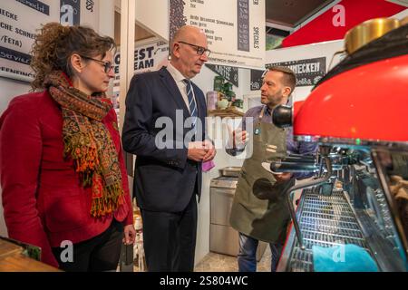 Der Brandenburger Ministerpräsident Dr Dietmar Woidke Bildmitte und die Brandenburger Landwirtschaftsministerin Hanka Mittelstädt am stand der Kaffeerösterei Herrmann auf der 89. Internationalen Grünen Woche auf dem Gelände der Messe Berlin in Berlin-Charlottenburg. *** Dr Dietmar Woidke, ministre-président du Brandebourg, centre, et Hanka Mittelstädt, ministre de l'Agriculture du Brandebourg, sur le stand des sociétés de torréfaction de café Herrmann lors de la 89e semaine verte internationale au parc des expositions de Berlin à Charlottenburg Banque D'Images