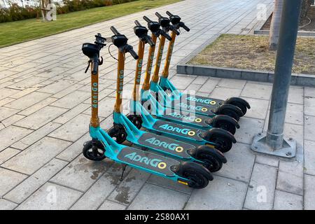 Rangée de scooters électriques adrigo stationnés (E-scooters) à Costa Adeje. Tenerife, Îles Canaries, Espagne. 11 janvier 2025. Banque D'Images