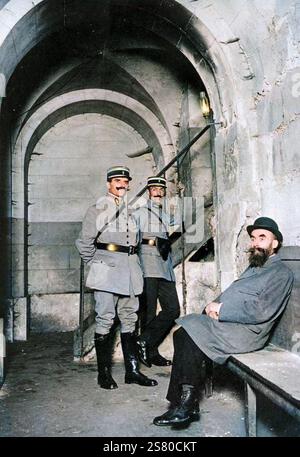 Henri Desire Landru (1869-1922) criminel français, tueur en série, lors de son procès aux assises de Versailles, assis sur un banc au sous-sol, en 1921. - Colorié déclenché - coloration ultérieure Banque D'Images