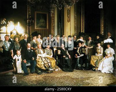 Photo de groupe de la famille royale anglaise avec des invités royaux internationaux au château de Windsor, au pays de Galles, en 1907. Rangée du bas à partir de la gauche : Prince Olaf de Norvège, roi Édouard VII de Grande-Bretagne, infante Isabelle d'Espagne, princesse Béatrice de Battenberg, grande-duchesse Maria de Russie, reine Amélie du Portugal, duchesse Hélène d'Aoste, princesse Marie-Immaculée de Saxe. Deuxième rangée : la duchesse Louise de Fife, le duc Arthur de Connaught, la reine Maud de Norvège, l'empereur Guillaume II, Mary, princesse de Galles (future reine Mary d'Angleterre), Banque D'Images