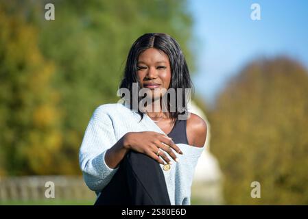 Portrait de belle femme noire aux couleurs d'automne dans un parc en France Banque D'Images