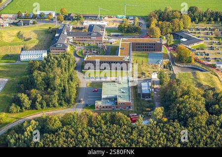 Vue aérienne, caserne Paulsberg base militaire, situation nationale et Centre de commandement pour la sécurité de l'espace aérien, drapeaux dans la cour, Uedemerfeld, Uedem Banque D'Images