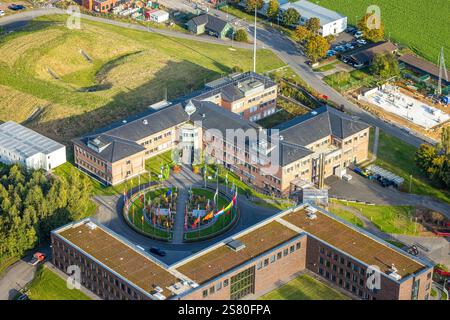 Vue aérienne, caserne Paulsberg base militaire, situation nationale et Centre de commandement pour la sécurité de l'espace aérien, drapeaux dans la cour, Uedemerfeld, Uedem Banque D'Images