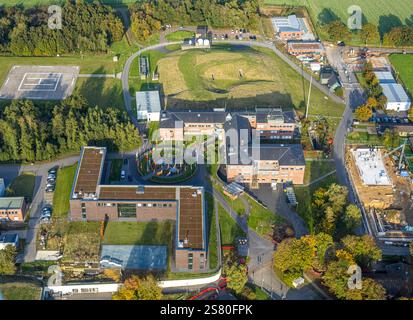 Vue aérienne, caserne Paulsberg base militaire, situation nationale et Centre de commandement pour la sécurité de l'espace aérien, drapeaux dans la cour, Uedemerfeld, Uedem Banque D'Images